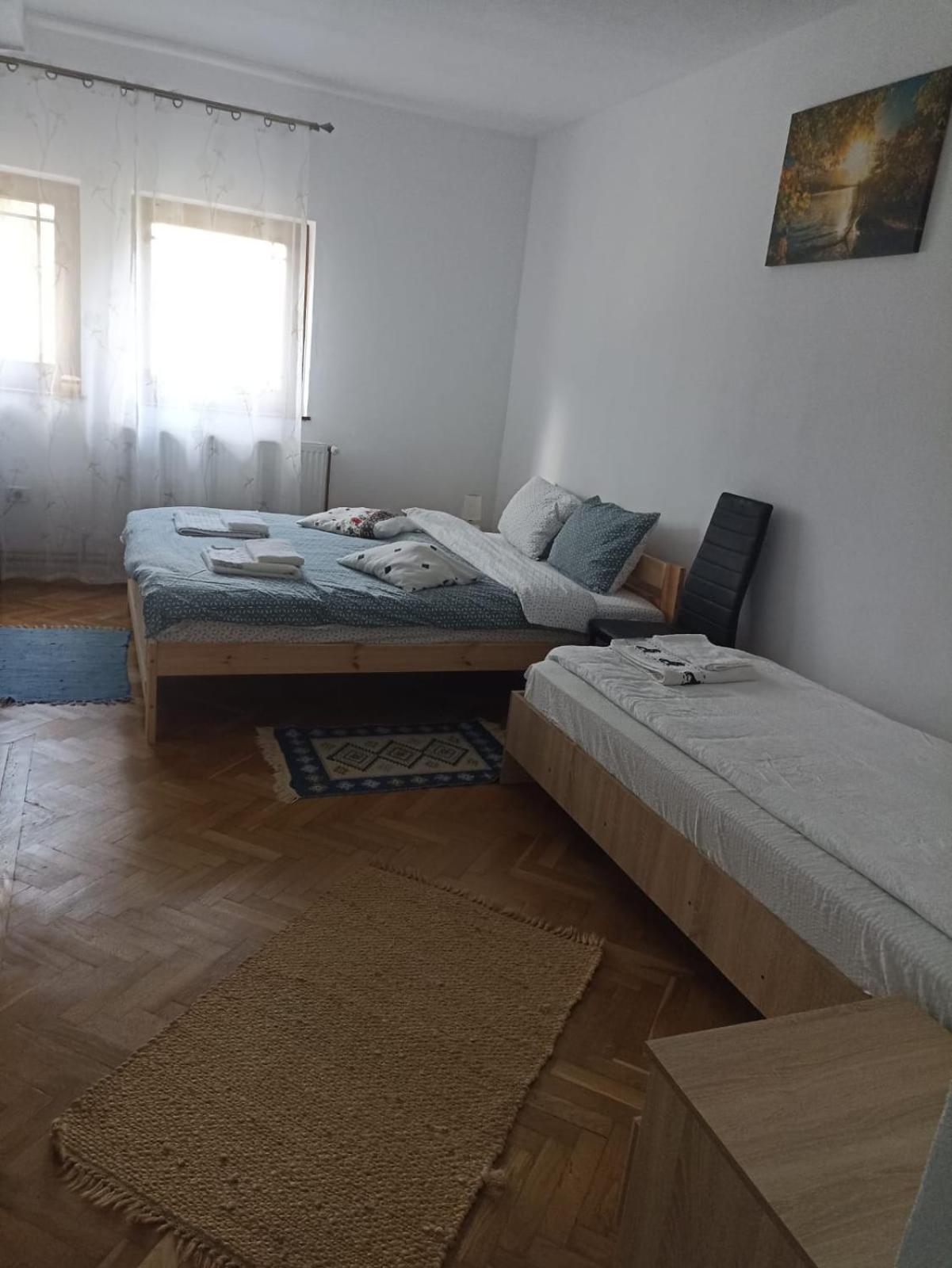 Cameră triplă Confort cu duș